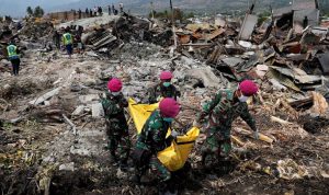 2000 قتيل في إندونيسيا… وبلدتان تتحولان إلى “مقبرة جماعية”