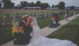 بالصور: فستان أبيض وورود وزفاف.. والعريس في المقبرة!