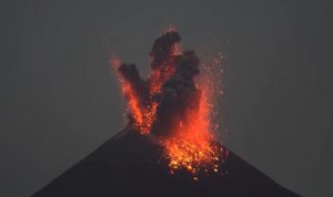 ثوران بركان أناك كراكاتاو الإندونيسي
