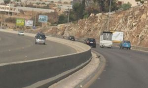 في وادي الزينة… مجهولون اعتدوا على مواطن وسرقوا سيارته