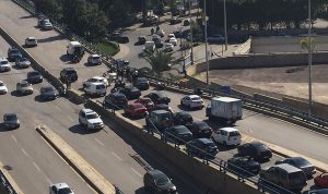 بالصور: جريحان بانقلاب سيارة على جسر العدلية
