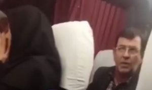 بالفيديو: إيراني يتوعد “عاريات” داخل حافلة
