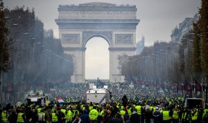 في باريس… الآلاف يتظاهرون احتجاجا على عنصرية الشرطة
