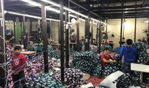 قاصرون وسوريون بدون إجازات يعملون في مصنع للخياطة بطرابلس