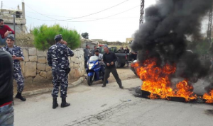 حرق إطارات في الزهراني احتجاجًا على منافسة اليد العاملة السورية