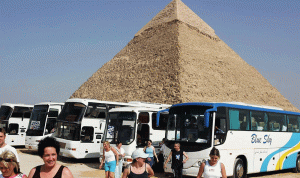 قتيلان و12 جرحى بانفجار حافلة سياحية في مصر