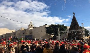 احتفالات العالم بالميلاد.. والبابا يندد بجشع البشر (بالصور)