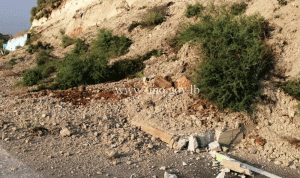 بالصور: انهيار حائط على أوتوستراد شكا
