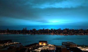 بالصور والفيديو: انفجار كبير يحول سماء نيويورك إلى اللون الأزرق