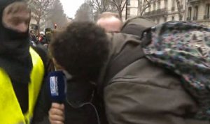 بالفيديو: متظاهر فرنسي يقبّل مراسلة الـLBCI على الهواء