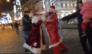 بالفيديو: “عراك بابا نويل” يخيف الأطفال في أوكرانيا