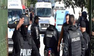 عربة أمنية تحاول دهس 3 صحافيين في تونس