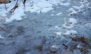 الجليد يغطي طرقات البقاع الاوسط