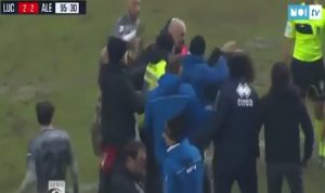 مدرب كرة قدم إيطالي “ينطح” منافسه! (فيديو)