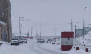 الثلوج احتجزت عشرات السيارات على طريق ضهر البيدر
