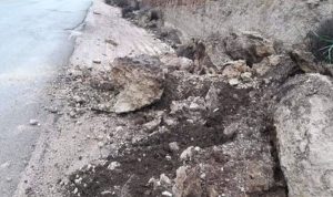 إنهيارات للأتربة والصخور على طريق عام مجدلا حلبا