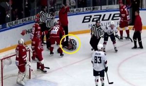 بالفيديو: لاعب هوكي روسي يكسر قدم الحكم!