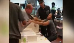 تعدّى على موظفة في “ماكدونالدز” بالضرب… وهكذا ردّت! (بالفيديو)