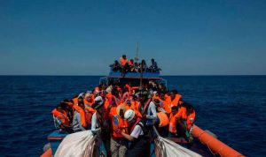 مالطا تسمح برسو سفينتين للمهاجرين عالقتين في البحر