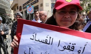 محتجون جابوا شوارع طرابلس وتظاهروا أمام منازل سياسيين