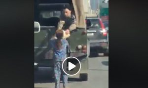 بالفيديو: الإنسانية أولاً…  هذا ما فعله جندي لبناني تجاه طفلة متسولة!