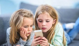 الإستخدام المفرط للأجهزة يؤدي إلى عواقب نفسية على الطفل
