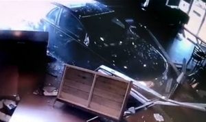 بالفيديو: سيارة تقتحم مطعماً وتسبب كارثة