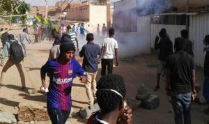 السودان.. محتجون يتحدون “حظر البشير”