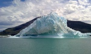 علماء يحلون لغز الجبال الجليدية الخضراء
