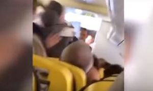 معركة على متن طائرة بسبب امرأة حافية القدمين (بالفيديو)