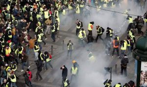 في باريس.. تفريق متظاهرين بالمياه واعتقال العشرات