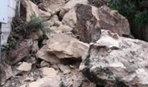 انهيار صخور في حلبا بسبب الأمطار