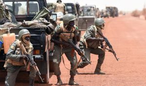 مقتل 16 جنديا بهجوم مسلح على قاعدة عسكرية في مالي