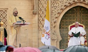 بالفيديو: ملك المغرب يُفاجئ بابا الفاتيكان!