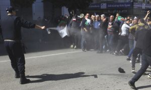 اطلاق غاز مسيل للدموع بتظاهرة في الجزائر