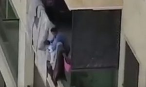 بالفيديو: انتبهوا لأطفالكم.. هذا ما جرى مع طفلة على شرفة المنزل!