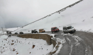 إنقاذ مواطنين احتجزتهم الثلوج على طريق مرجحين