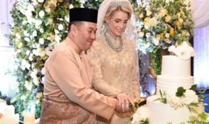 ولي العهد الماليزي يتزوج من “حسناء سويدية” (بالصور)