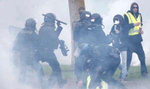الشرطة الفرنسية تشتبك مع “السترات الصفر” في ستراسبورغ