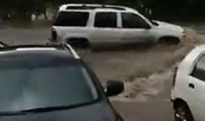 بالفيديو: السيارات “تسبح” على طريق الذوق!