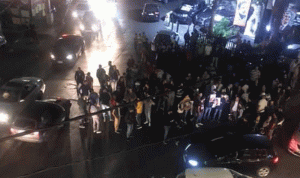 بالصور: عشائر الشويفات وعرمون تتجمع أمام شمسين مطالبةً بإقفاله