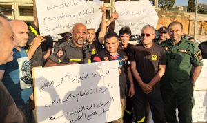 اعتصام لمتطوعي الدفاع المدني في الجية