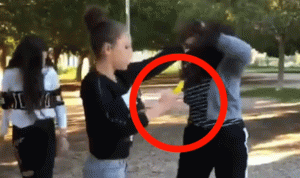 بالفيديو: فتاة تعتدي بـ”الكاتر” على أخرى في حرش قصقص!