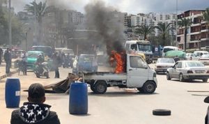 في طرابلس.. حرق شاحنته احتجاجا على ازالة البسطات