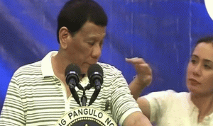 بالفيديو: صرصار يتسلق كتف الرئيس الفلبيني