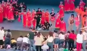 بالفيديو- مقتل طفل وإصابة آخرين بانهيار مسرح في الصين