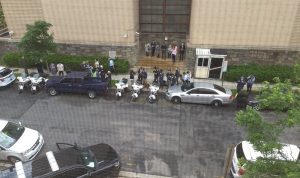 بالصور-الشرطة الأميركية تقتحم سفارة فنزويلا