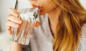 ما هي أضرار شرب المياه أثناء تناول الطعام؟