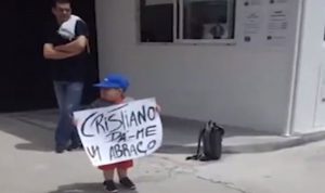 طفل مريض يطلب معانقة رونالدو… وهكذا تصرف الأخير! (بالفيديو)