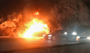بالفيديو والصور: احتراق سيارة على أوتوستراد ضبية يمتد إلى الأحراج!